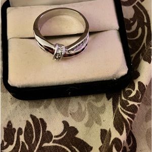 I’m selling two costume jewelry, silver colored rings with colored stones